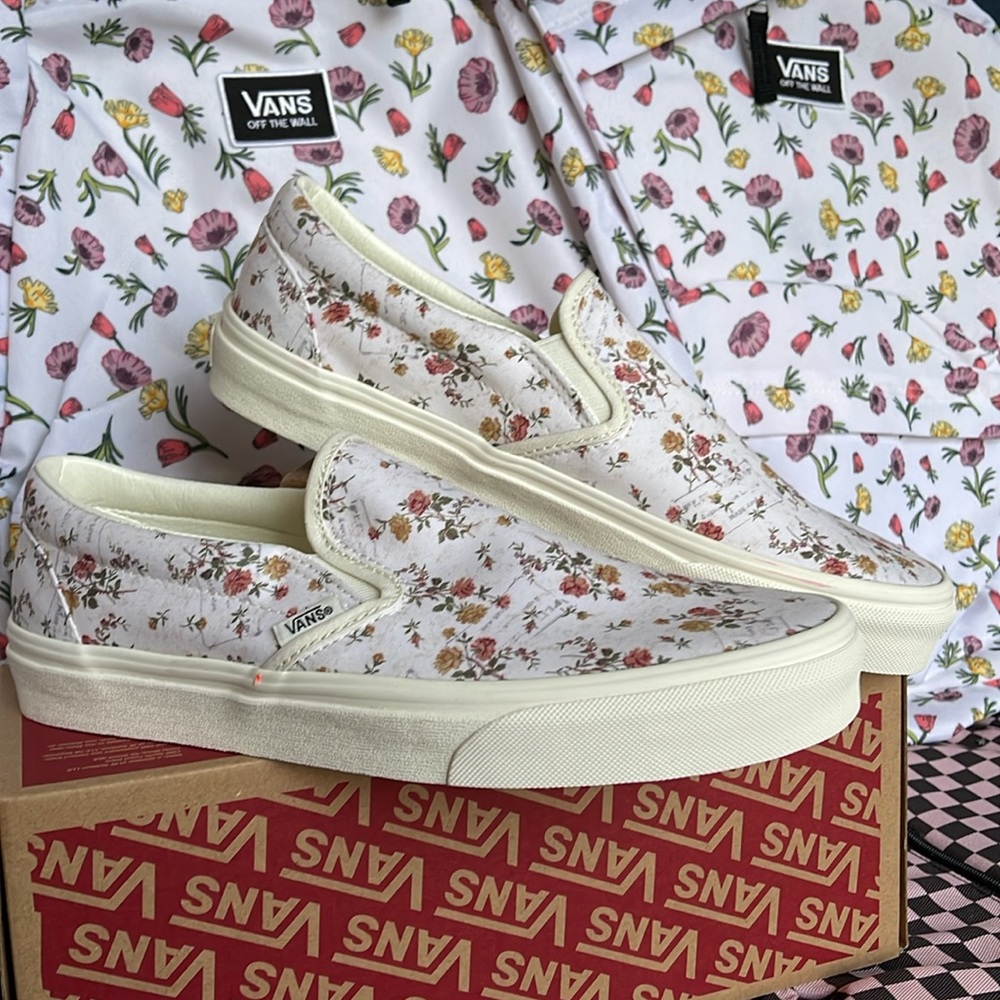 Vans WMNS Classic Slip-On (Vintage) Floral/Marshmal
VN0A38F7VMR
Sneakers - Picture 6 of 16